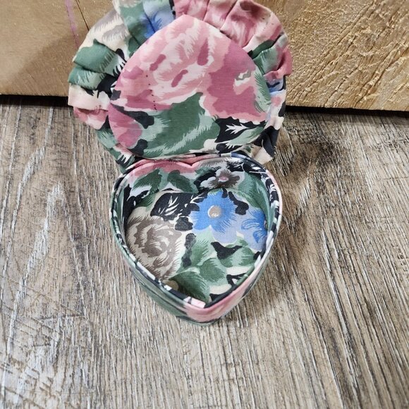 Sewing basket plus pin cushions. - Picture 14 of 16